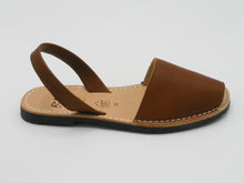 Carica l'immagine nel visualizzatore di Gallery, RIA Minorchina cuoio